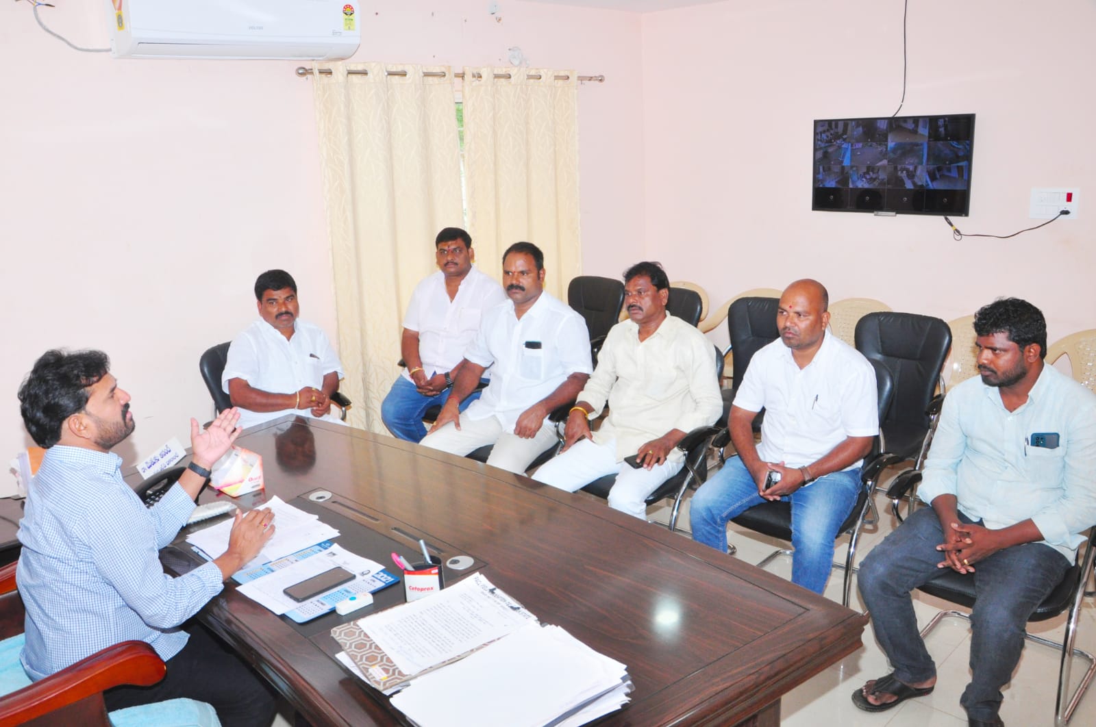 టీఆర్‌ఎస్ పార్టీ జెండా పండుగను ఘనంగా జరుపుకోవాలి: ఎమ్మెల్యే మెతుకు ఆనంద్‌