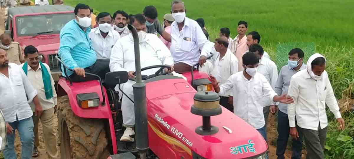 ట్రాక్టర్‌ నడుపుతూ.. సమస్యలు తెలుసుకుంటూ..