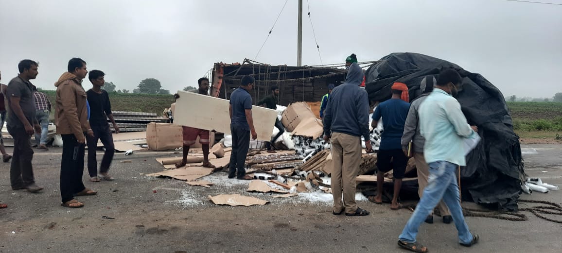 సిమెంట్ ట్యాంకర్‌ను ఢీకొట్టిన లారీ.. కొడంగల్‌‌లో తప్పిన భారీ ప్రమాదం