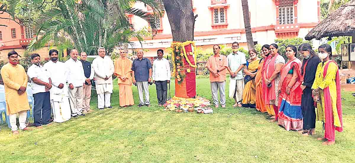 చెట్లను రక్షించాల్సిన బాధ్యత అందరిపై ఉంది