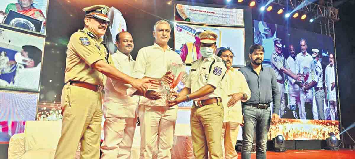 ట్రాఫిక్‌ అదనపు సీఐకి ఫ్రంట్‌లైన్‌ వారియర్‌ అవార్డు