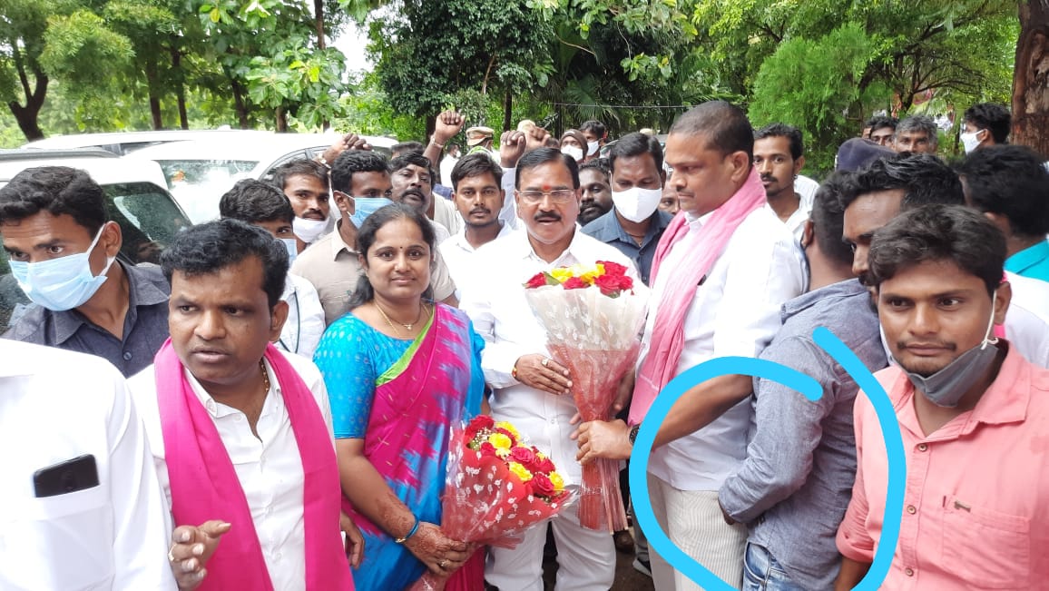 మంత్రుల పర్యటనలో రెచ్చిపోయిన దొంగలు.. జడ్పీటీసీ భర్త జేబులో చేయిపెట్టి..