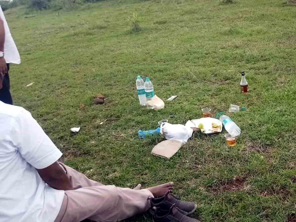 Liquor Drinking : బహిరంగంగా మద్యం తాగిన ముగ్గురిపై కేసు