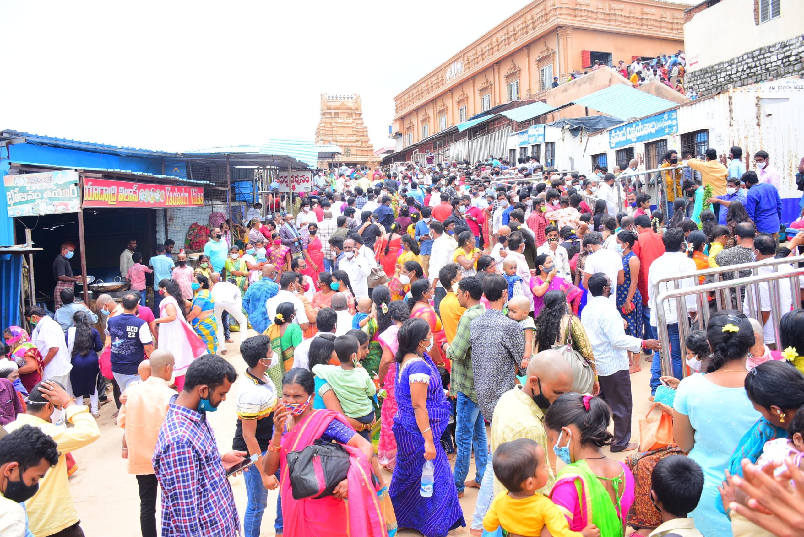 యాదాద్రిలో భక్తుల సందడి.. కిక్కిరిసిన మండపాలు