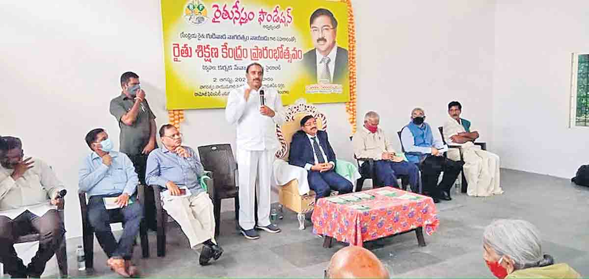 రైతులు సమగ్ర సాగు విధానాలు చేపట్టాలి