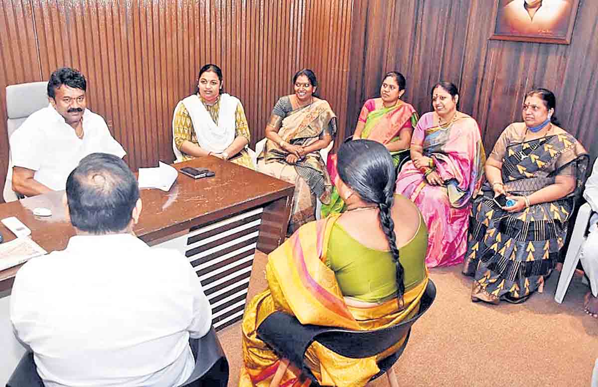 జెండా పండుగను జయప్రదం చేయాలి