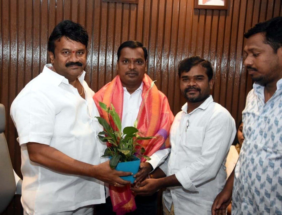 telangana bc commission | మంత్రిని కలిసిన బీసీ కమిషన్‌ సభ్యుడు