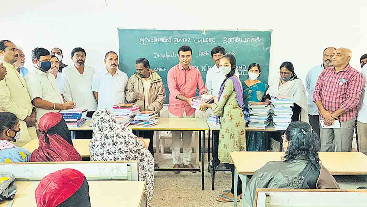 చదువులో ఉత్తమ ప్రతిభ కనబర్చాలి..