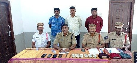 కోదాడ: వెన్నంటే ఉంటూ.. రూ. 3లక్షలు దోపిడి