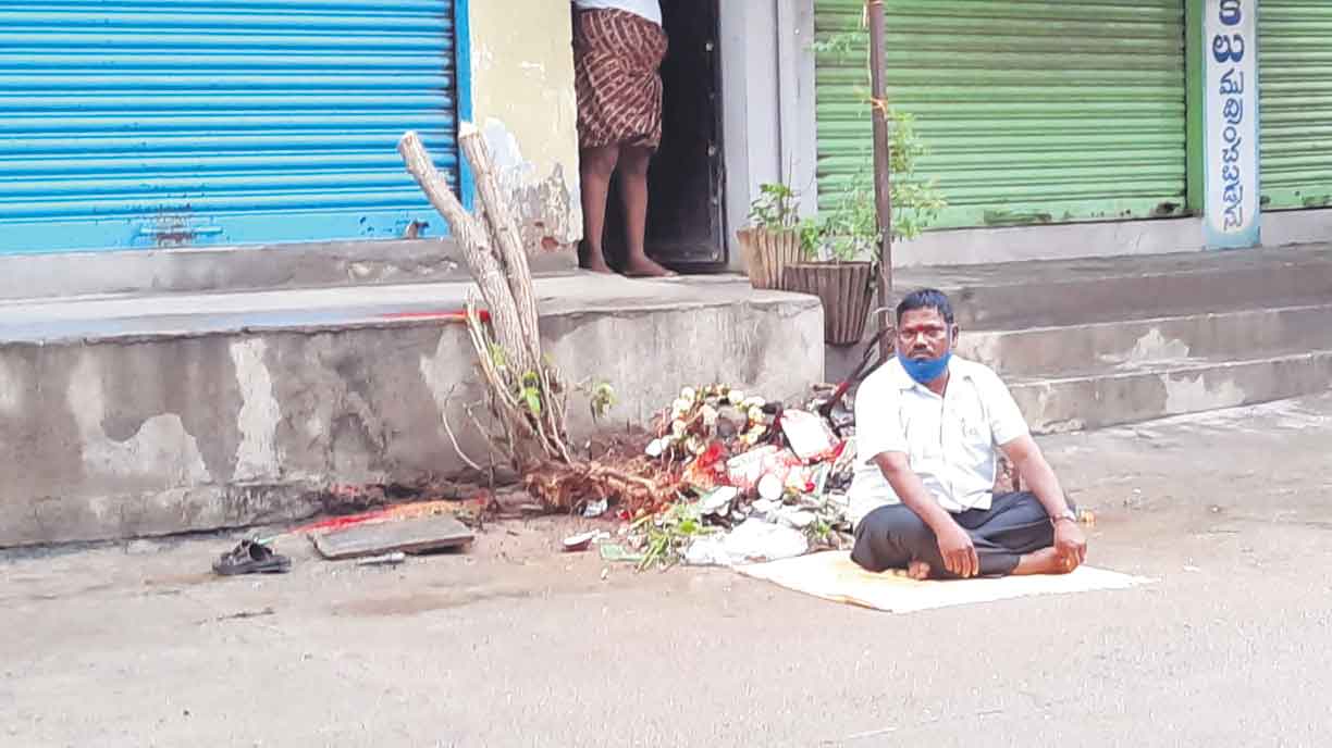 అతడిపై కోపంతో చెట్టును నరికేశాడు