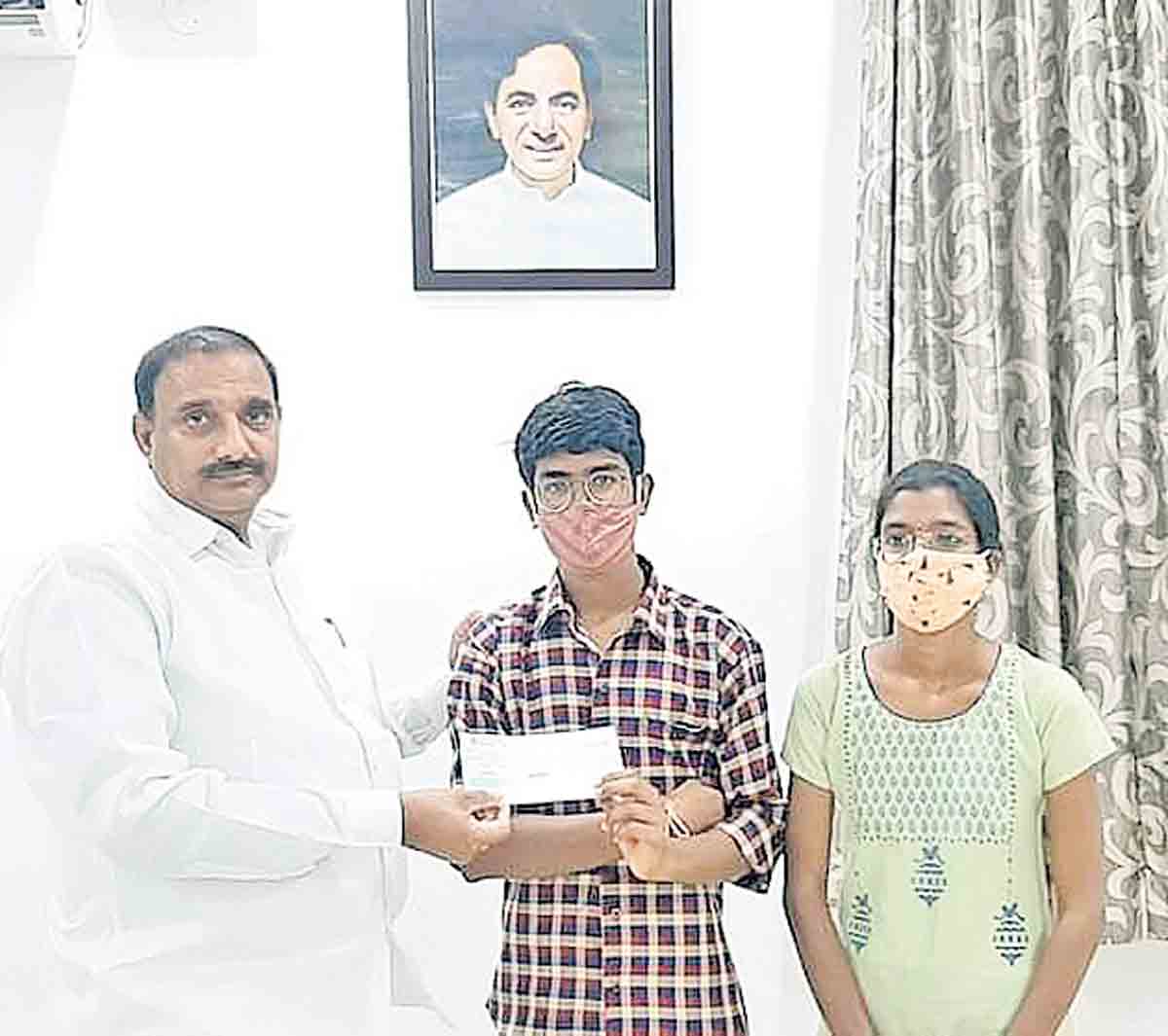 విద్యార్థులకు అన్నలా అండగా ఉంటా