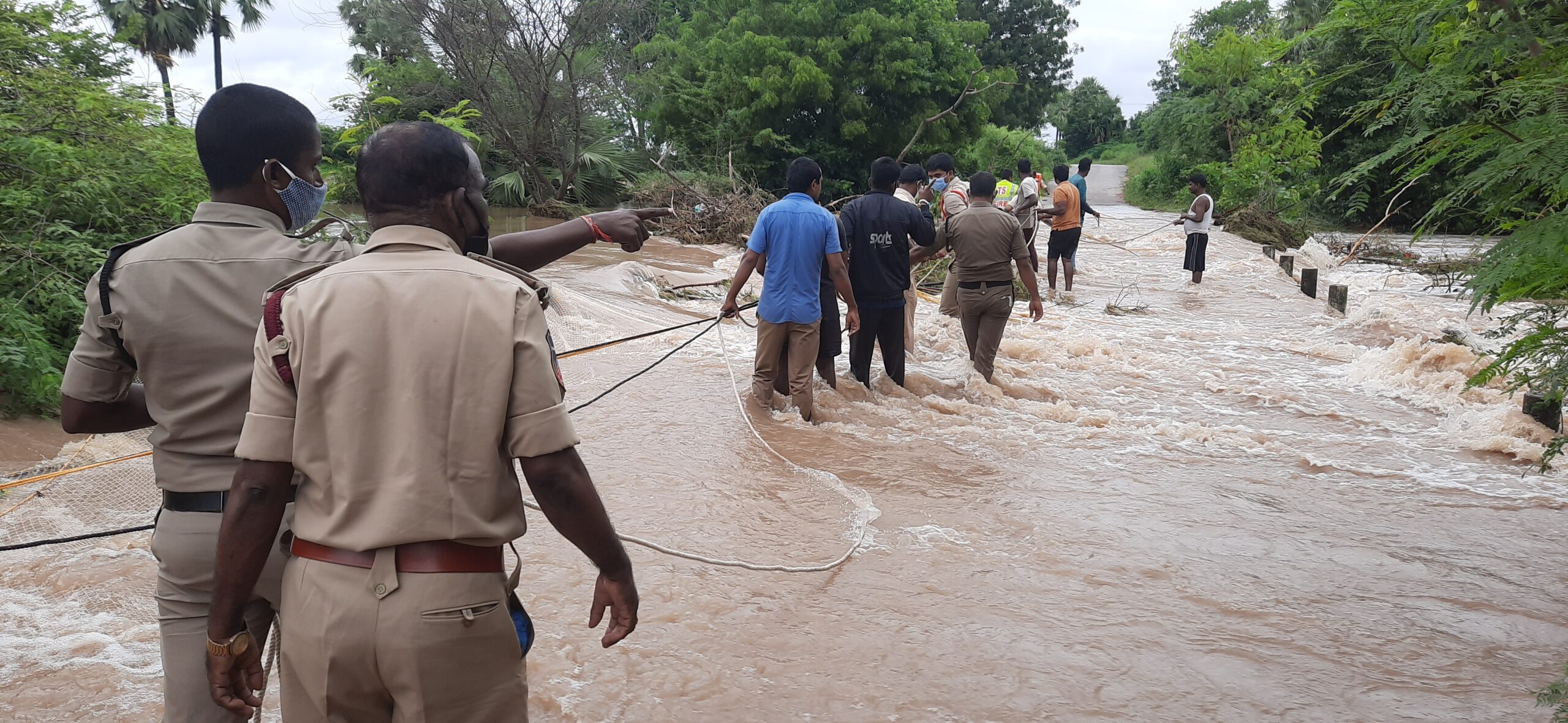 రాజాపేట: వరద ఉధృతి.. ఇద్దరు యువతులు గల్లంతు