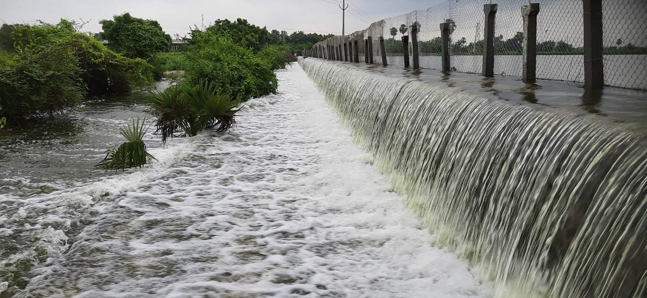 కేసీఆర్ పూడిక తీసిన చెరువుకు జలకళ.. మత్తడి దూకుతున్న చందుపట్ల రాసముద్రం