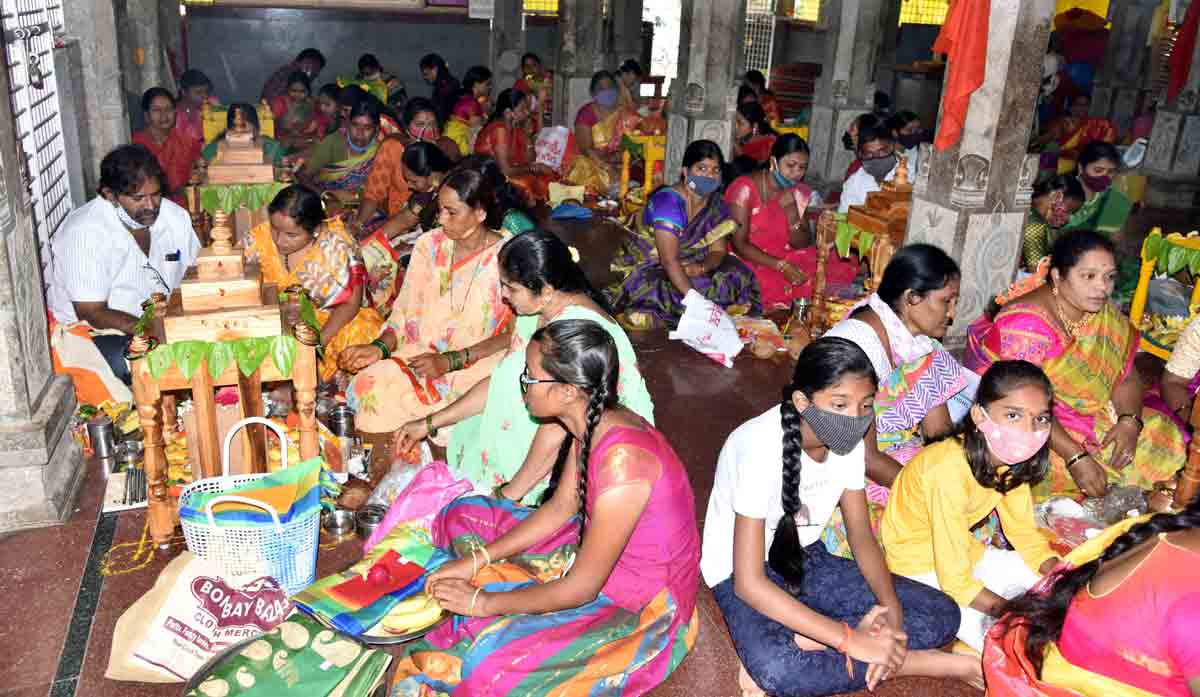 భక్తిశ్రద్ధలతో వరలక్ష్మీ వ్రతాలు