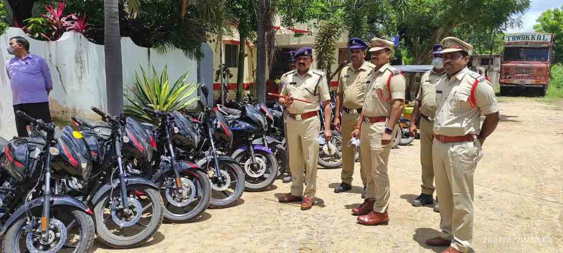 ముగ్గురు బైక్‌ దొంగల అరెస్టు