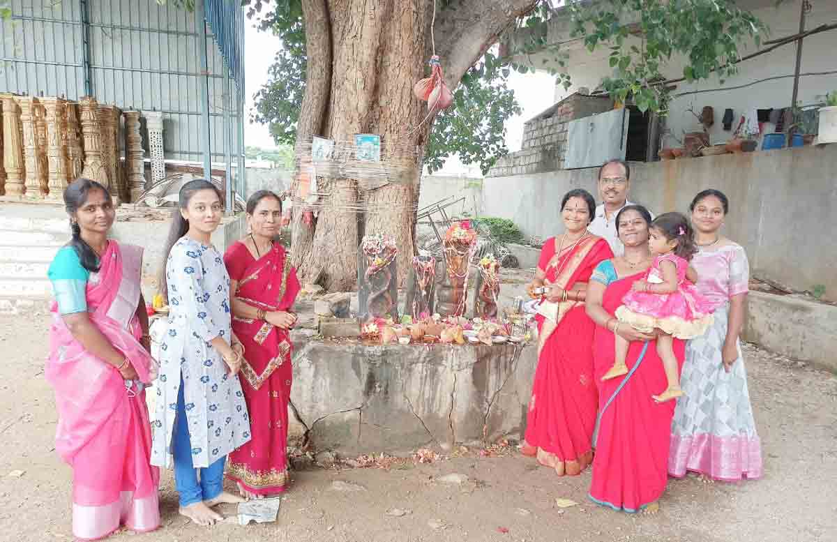 ఆలయాల్లో భక్తుల సందడి