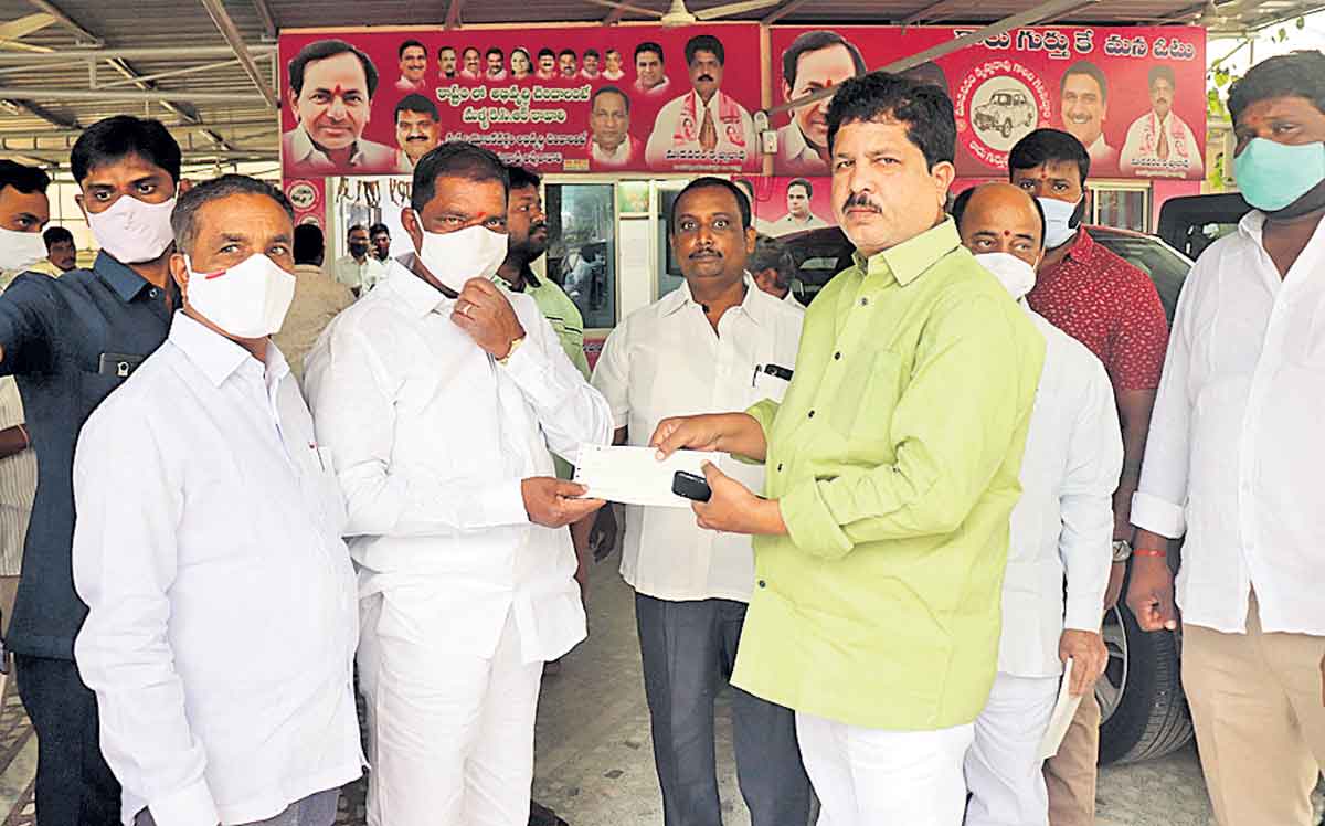 ఆలయాలకు చెక్కులు అందజేత