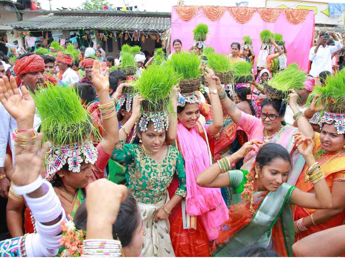 సంస్కృతి సంప్రదాయలకు పెద్ద పీట