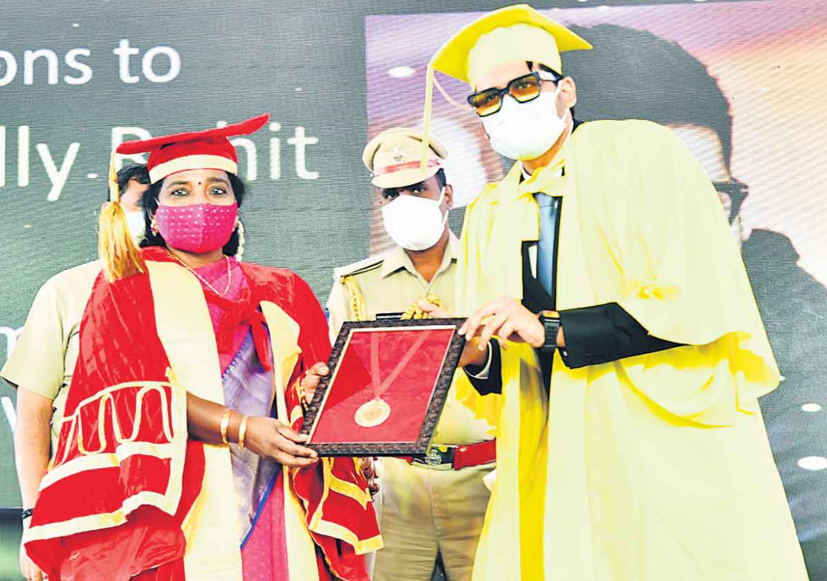 వైద్యాన్ని వ్యాపారంగా మార్చకండి