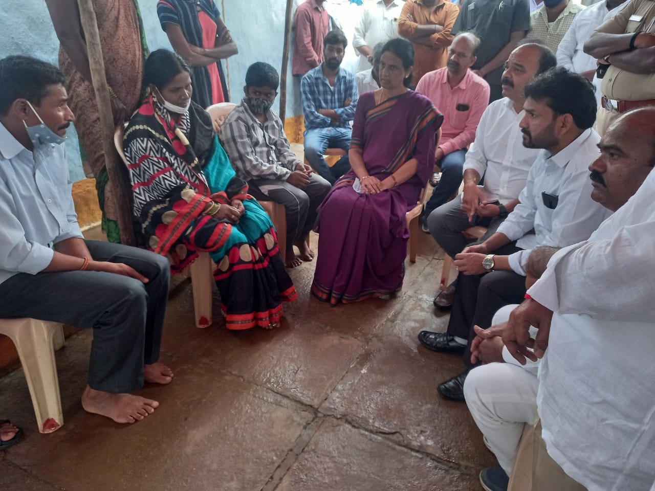 Momenpeta : మేమున్నాం.. మృతుల కుటుంబాల వెన్నుతట్టిన మంత్రులు