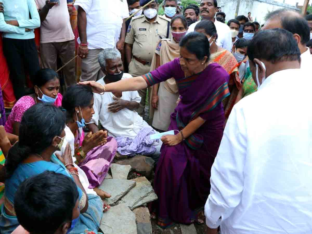 వాగులో కొట్టుకుపోయి వ్యక్తి మృతి.. కుటుంబాన్ని ఆదుకుంటామన్న మంత్రి సబితాఇంద్రారెడ్డి