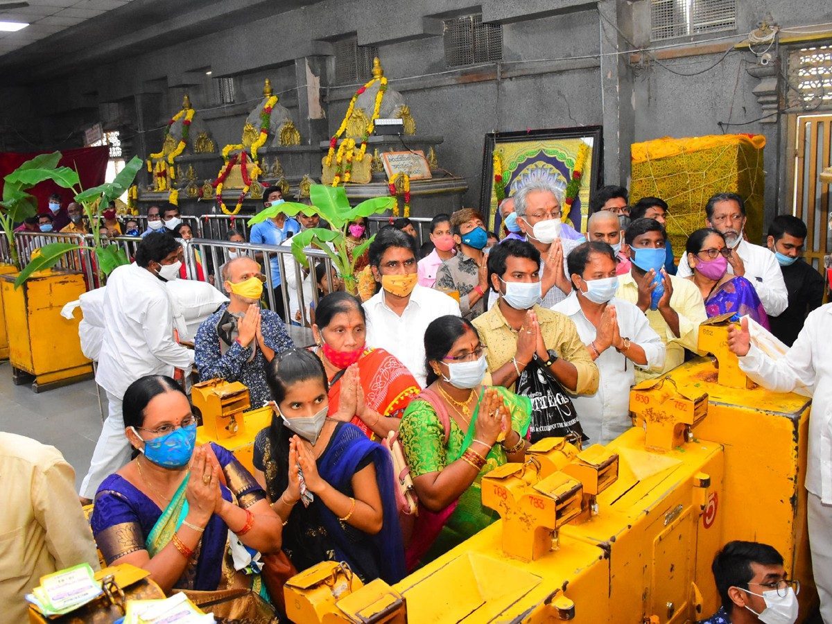 యాదాద్రి: శ్రీవారి ఖజానాకు రూ. 10,89,839 ఆదాయం