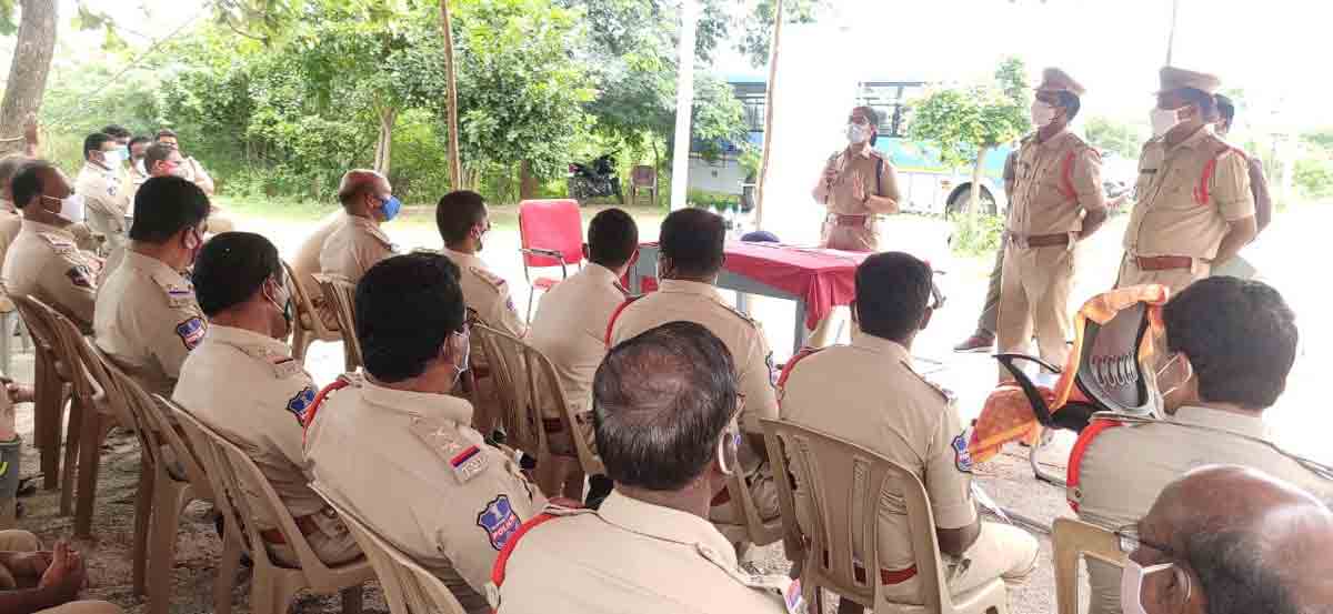 పోలీసులు బాధ్యతగా వ్యవహరించాలి