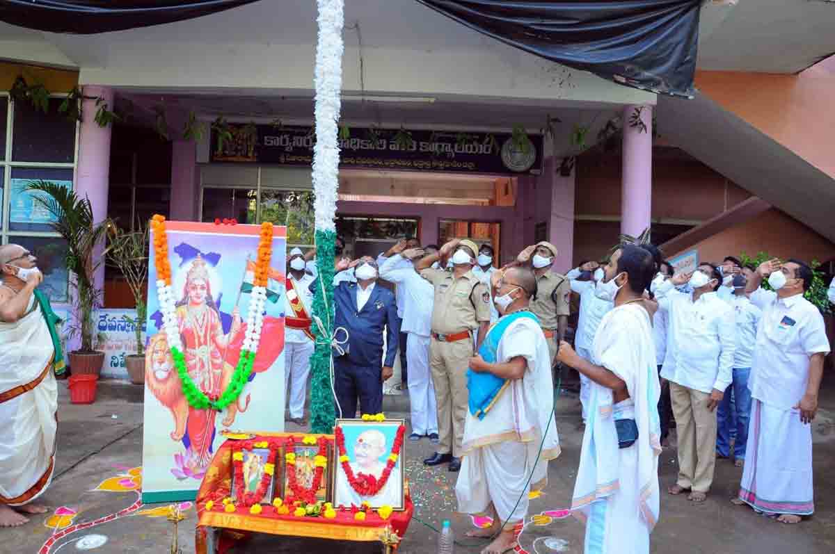 గిరిజనుల అభ్యున్నతికి కృషి