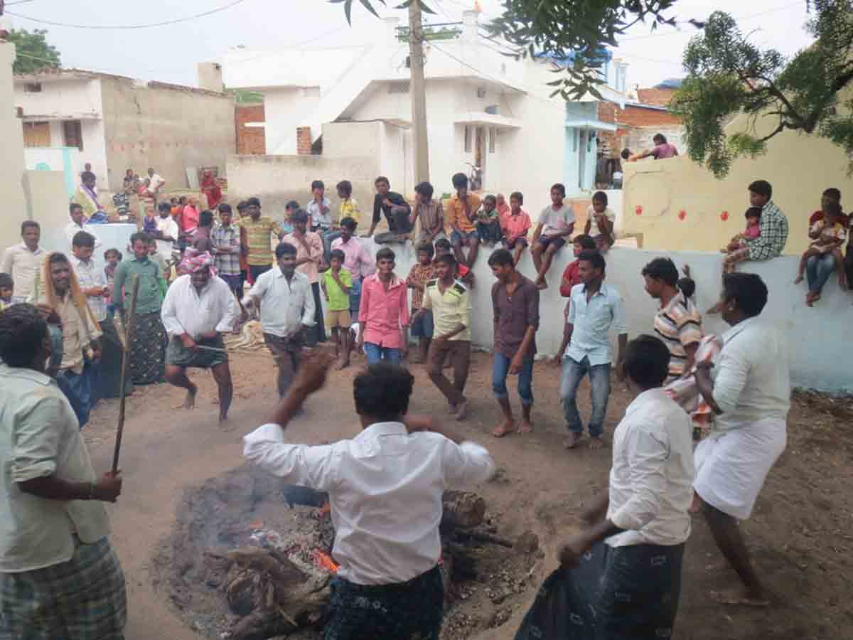 పల్లెల్లో పీర్ల సందడి