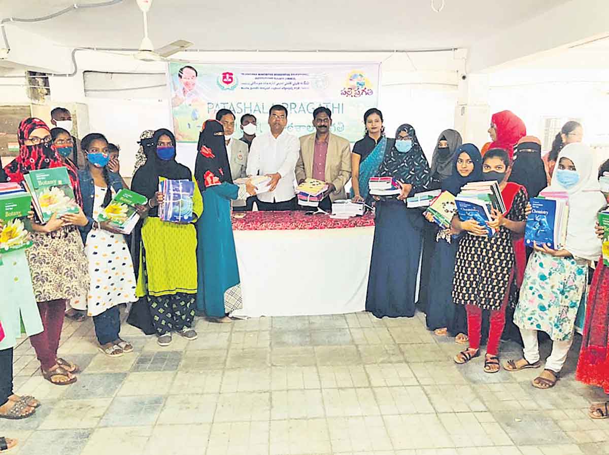 మైనార్టీ విద్యార్థుల సంక్షేమానికి కృషి