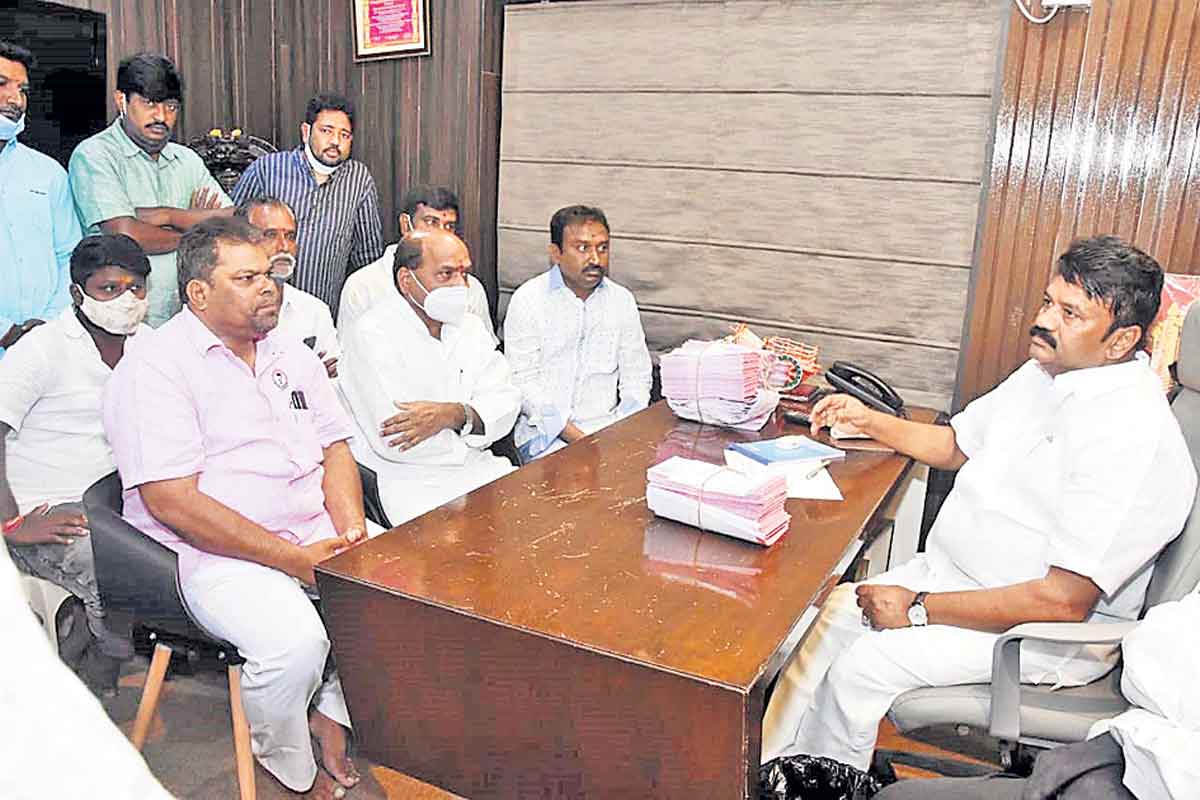 సమస్యలపై దృష్టి పెట్టండి