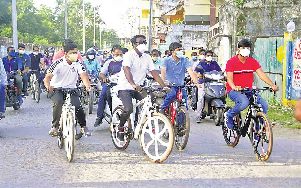 సైకిల్‌పై వెళ్లి.. సమస్యలు తీర్చి