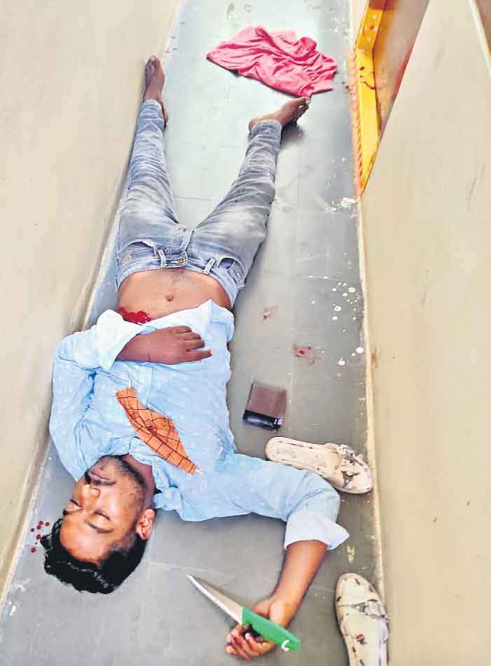 యువతిపై కత్తితో ప్రేమోన్మాది దాడి