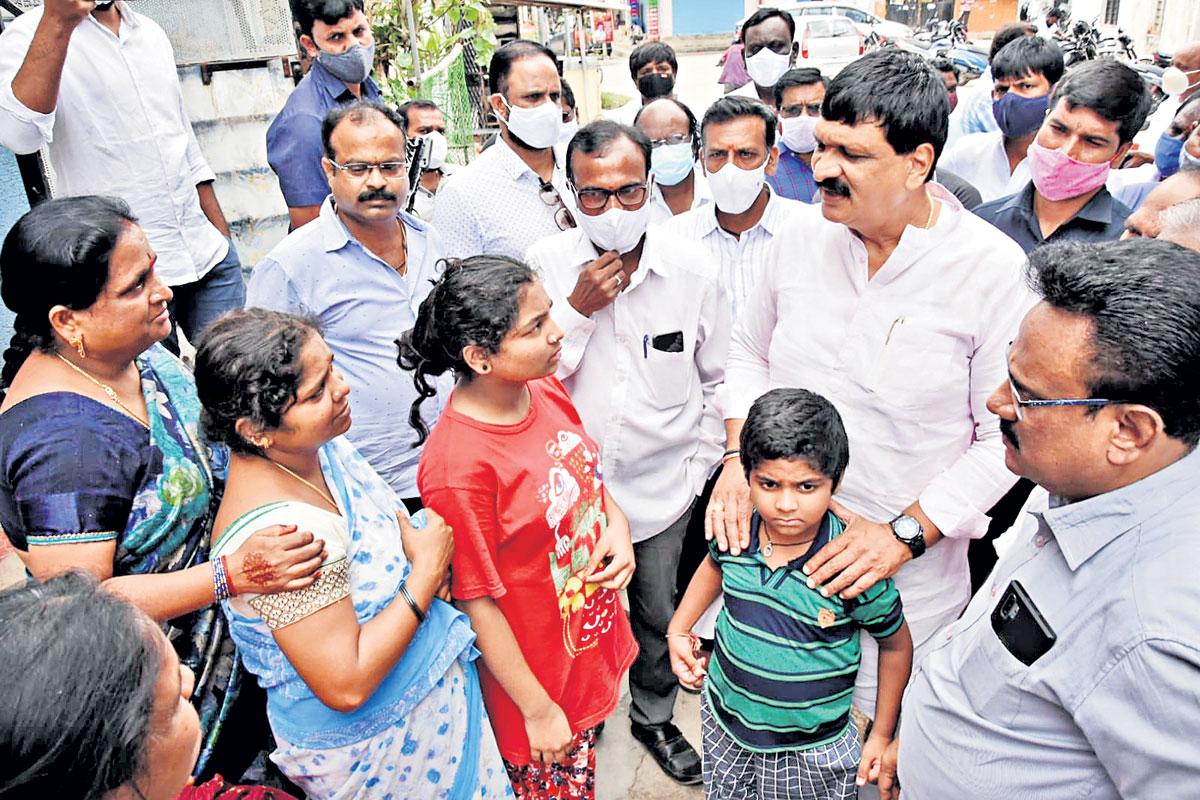 జర్నలిస్టు కుటుంబానికి ఎమ్మెల్యే మైనంపల్లి పరామర్శ