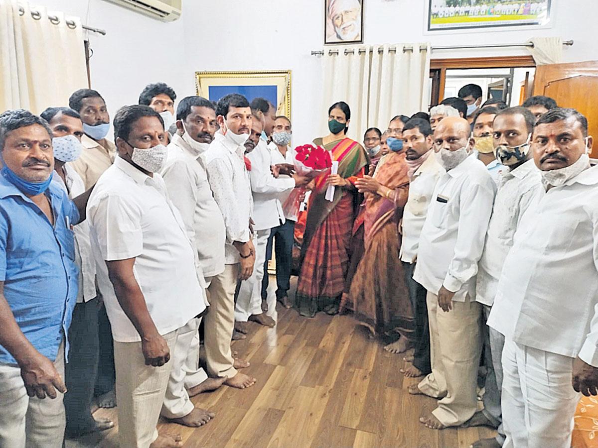 చిరు వ్యాపారులను ఆదుకుంటాం