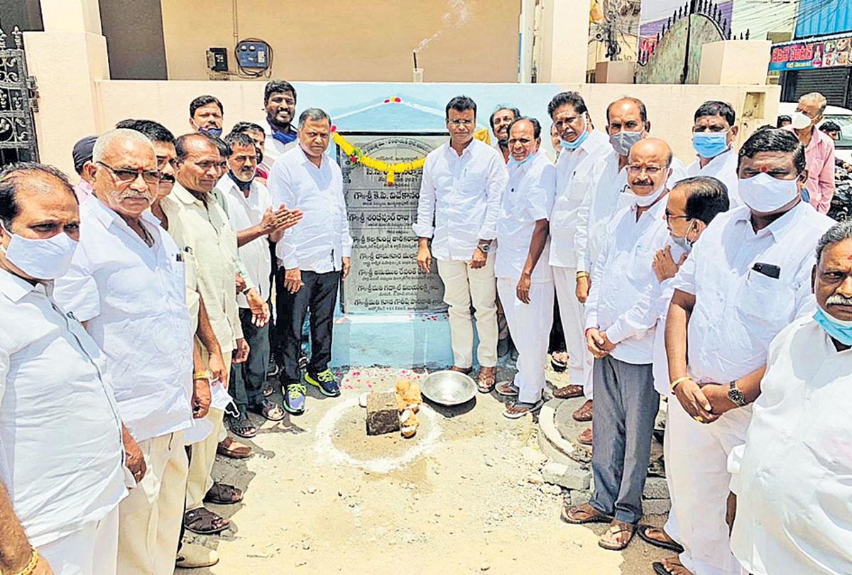 కాలనీలను ఆదర్శంగా తీర్చిదిద్దుతా..