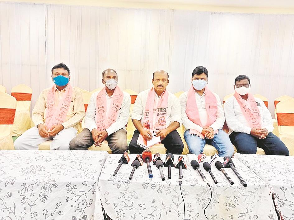 ఓటు ఎటు.. ప్రైవేట్‌రంగాన్ని ప్రోత్సహించే బీజేపీకా.. మనకు అండగా నిలిచే కేసీఆర్‌‌కా..