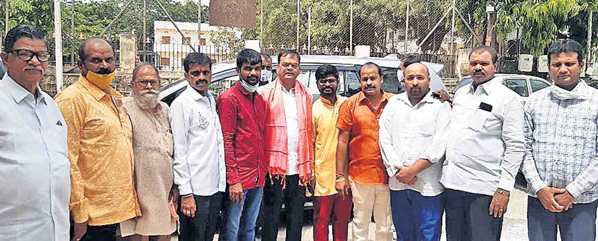 గ్రౌండ్‌ల అభివృద్ధికి కృషి : ఎమ్మెల్యే