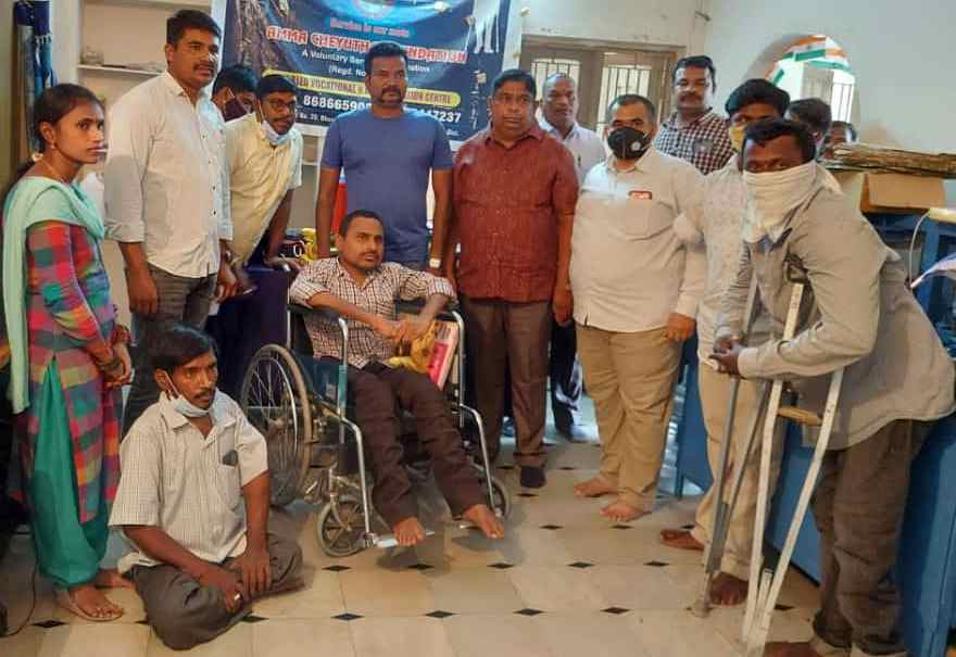 దివ్యాంగులు ఆత్మసైర్ధ్యంతో జీవించాలి