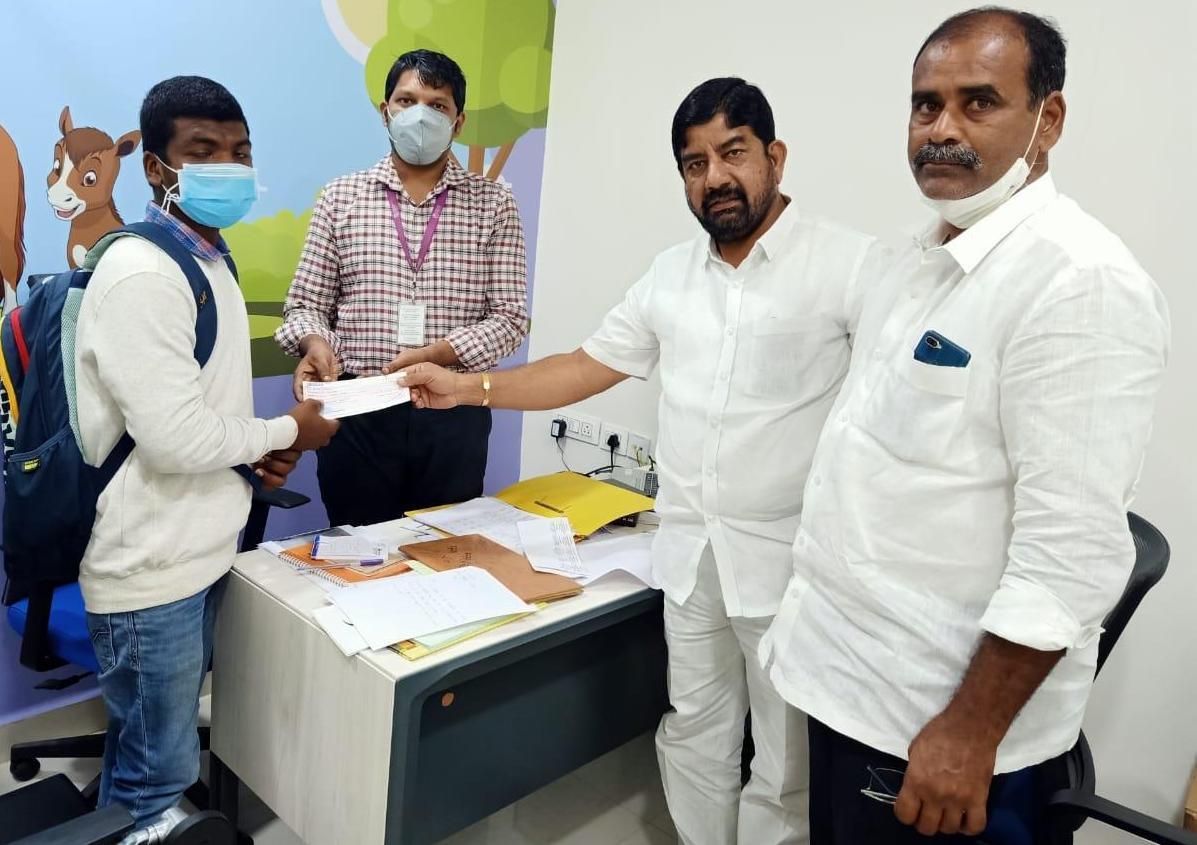 మృతుని కుటుంబానికి అండగా జంగారెడ్డి