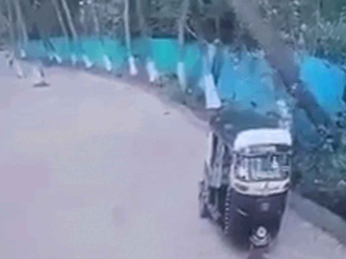 Death 3 inches away : మృత్యువు నుంచి బయటపడటం అంటే ఇదే..!