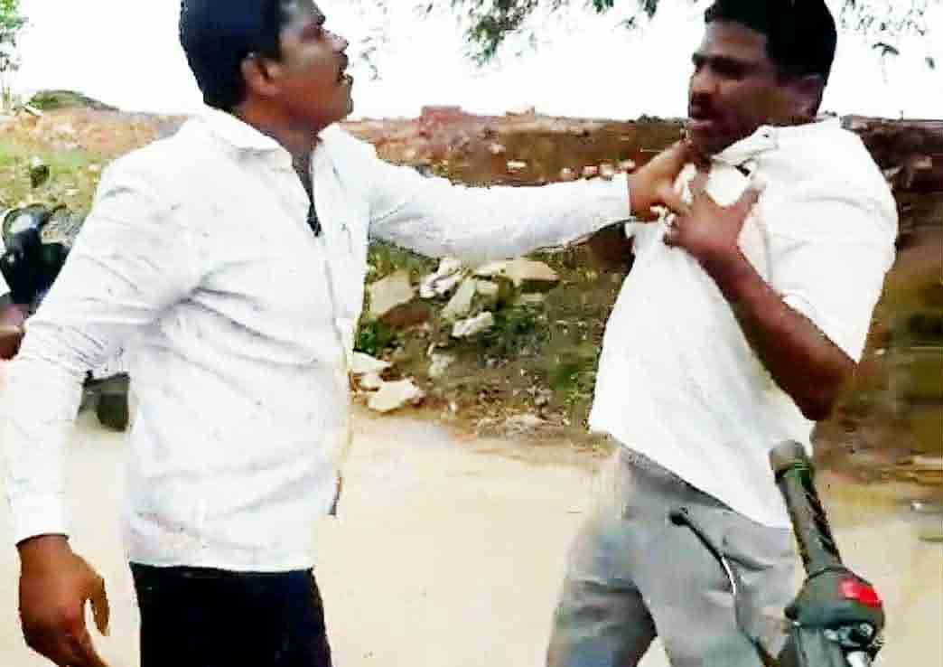 త‌న్నుకున్న‌బీజేపీ కార్పొరేటర్ల భ‌ర్త‌లు