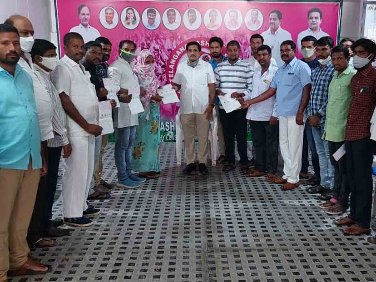 సీఎం సహాయనిధి చెక్కుల పంపిణీ