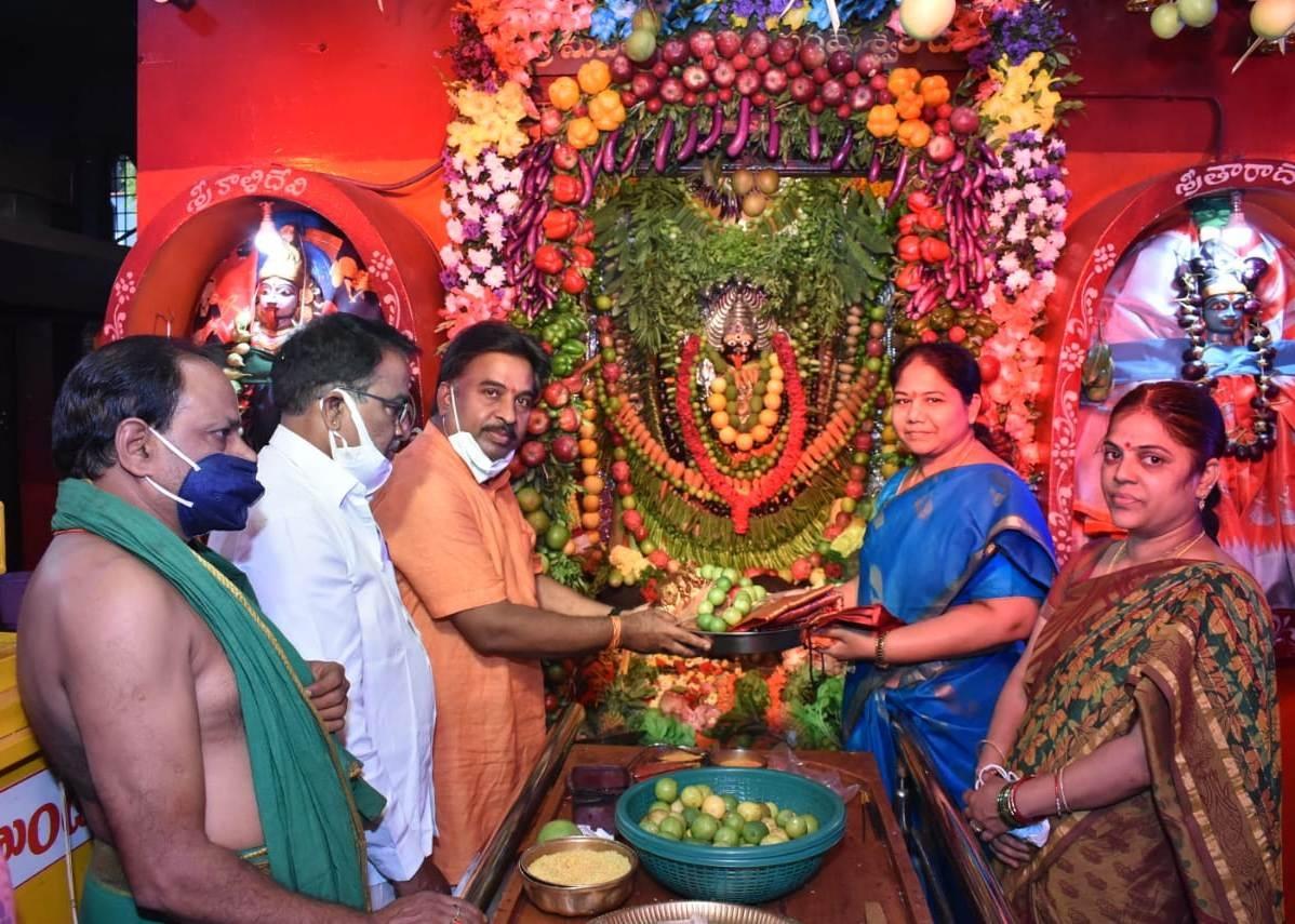 శాకంబ‌రిగా ద‌ర్శ‌నమిచ్చిన‌ శ్రీ ప్రత్యంగిరా దేవి