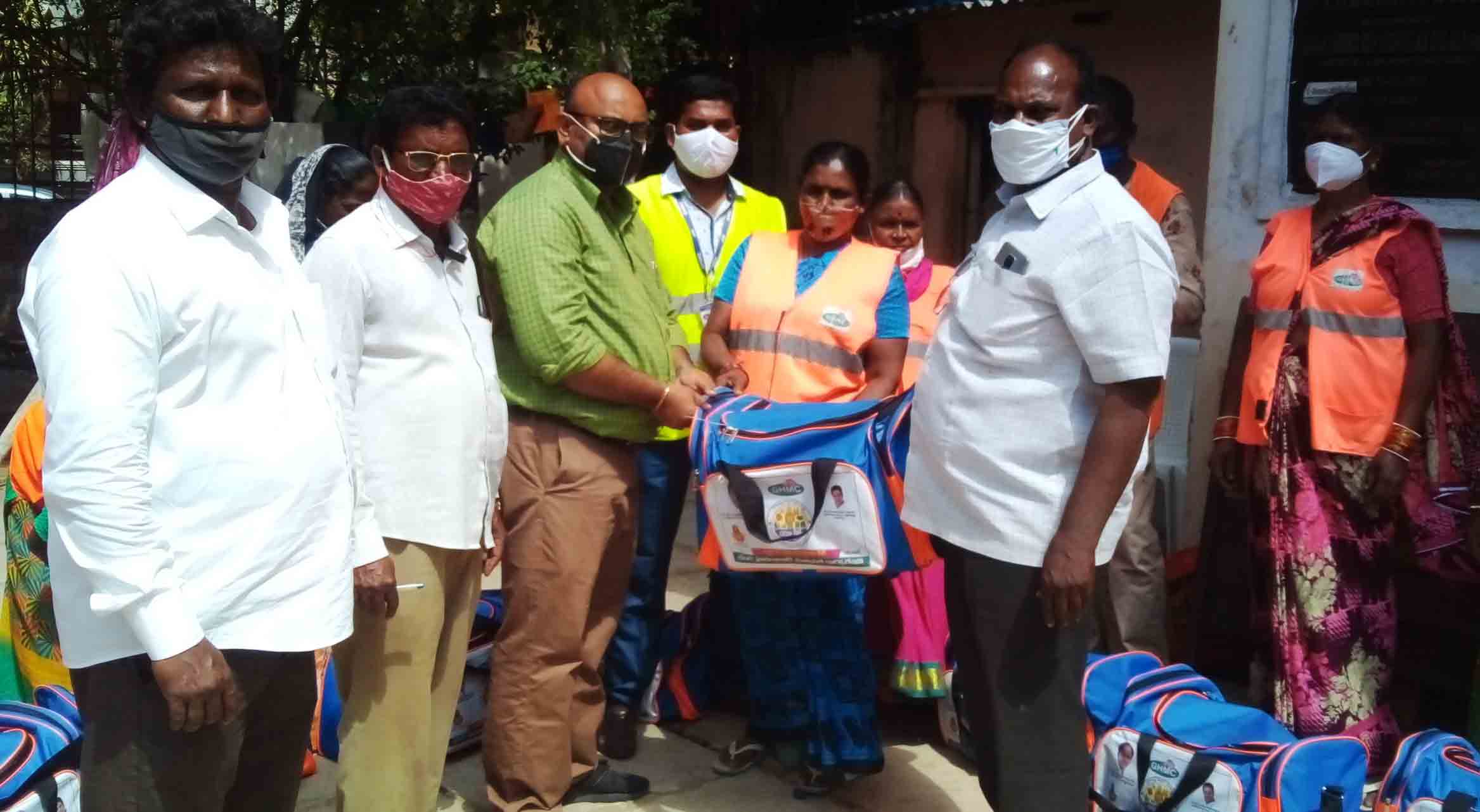 పారిశుద్ధ్యకార్మికులకు కిట్ల పంపిణీ