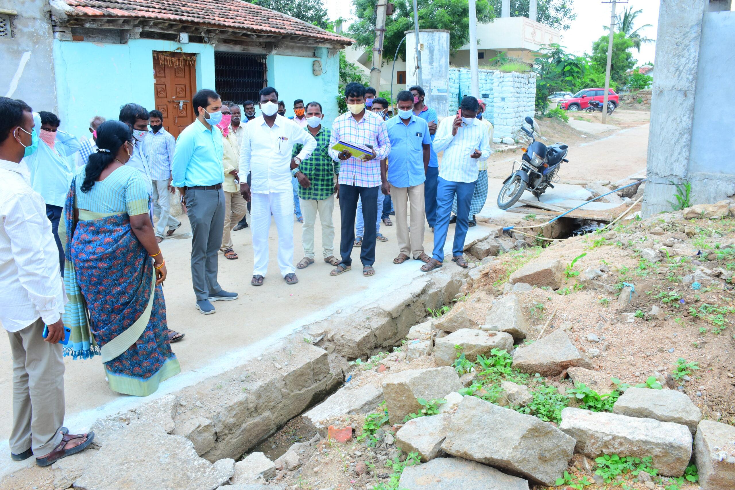 వాసాలమర్రిలో పారిశుధ్య పనులు పరిశీలించిన అదనపు కలెక్టర్