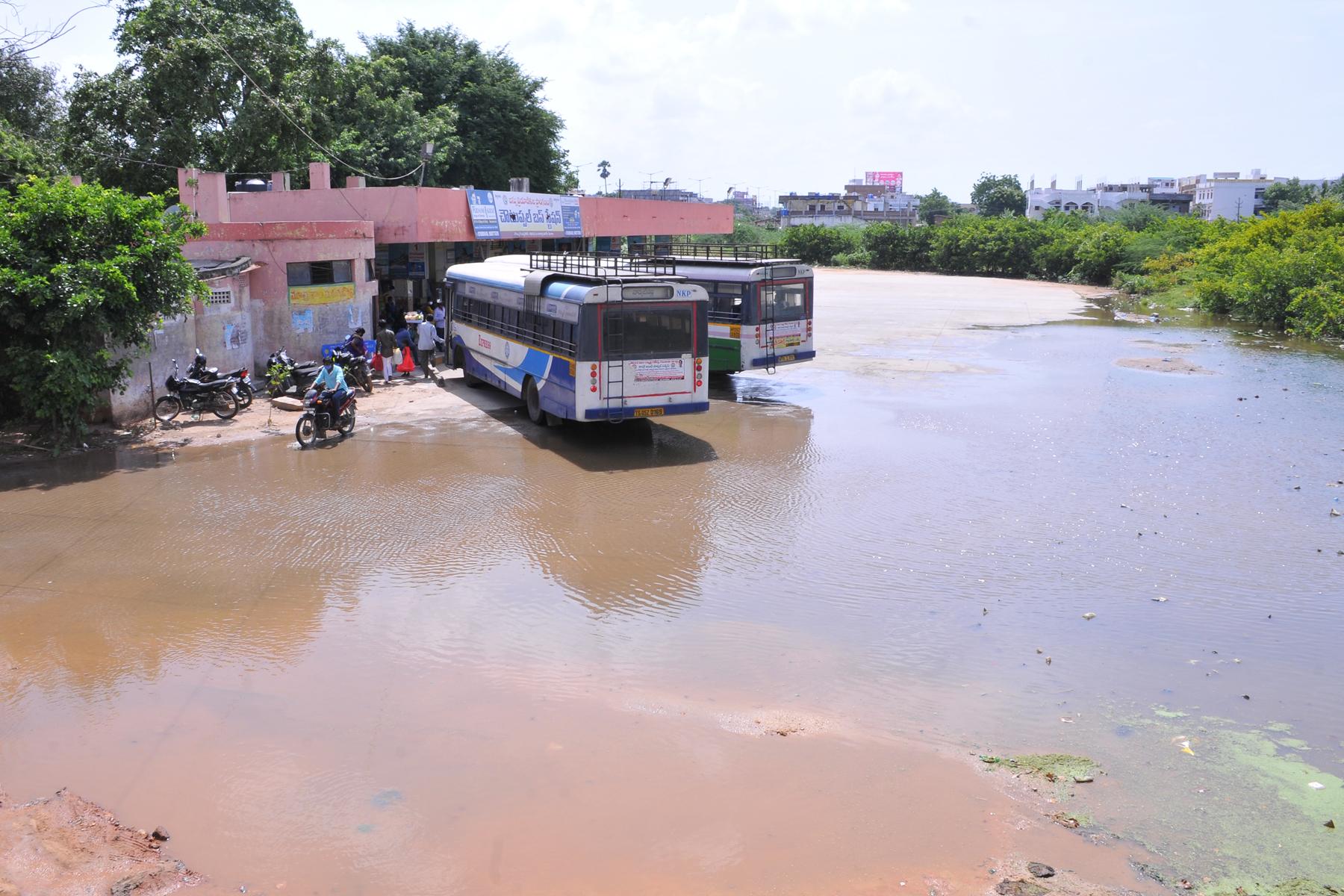 చౌటుప్పల్ బస్టాండ్లో ఊరిన నీరు