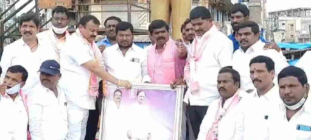 సీఎం కేసీఆర్‌ చిత్రపటానికి పాలాభిషేకం