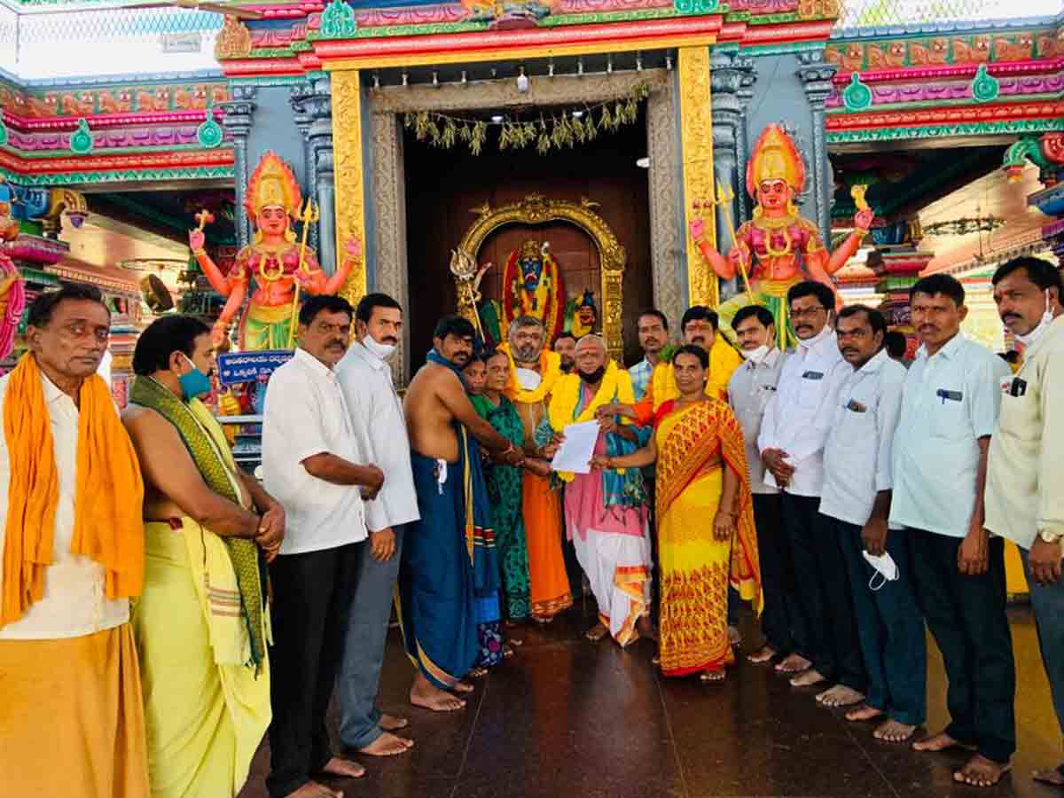 అర్చకుల సమస్యల పరిష్కారానికి కృషి