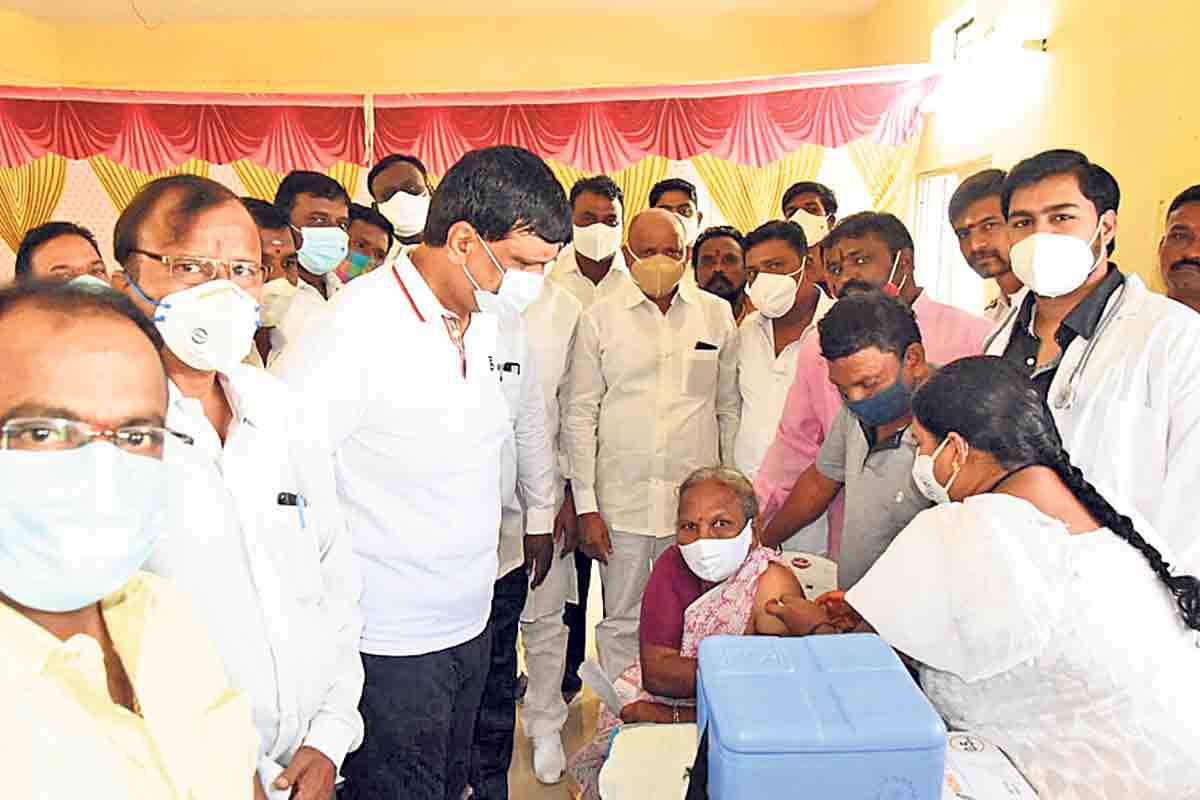 వ్యాక్సినేషన్ సెంటర్ను సద్వినియోగం చేసుకోండి